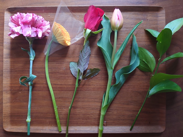 タスハナ700円プランのお花を並べたところ